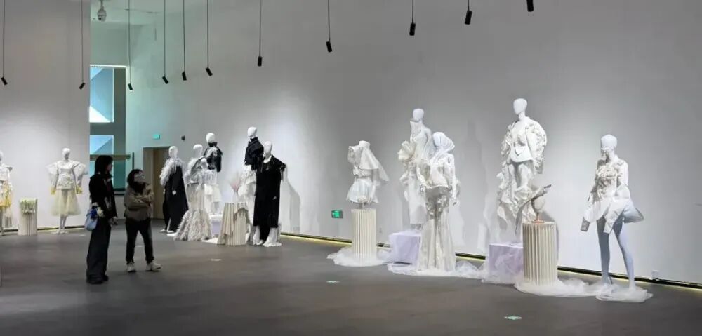 集中呈现了401名硕士研究生